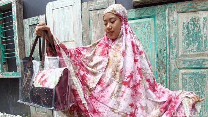 Batik ciprat karya difabel Blitar yang menjadi perlengkapan salat mukena hingga sarung
