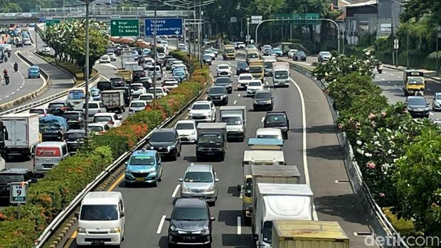 Suasana arus lalu lintas kendaraan terlihat padat di Tol Dalam Kota tepatnya di depan Gedung DPR/MPR RI Senayan, Jakarta, Senin (11/04/2022), jelang aksi demontrasi mahasiswa.