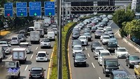 Suasana arus lalu lintas kendaraan terlihat padat di Tol Dalam Kota tepatnya di depan Gedung DPR/MPR RI Senayan, Jakarta, Senin (11/04/2022), jelang aksi demontrasi mahasiswa.  