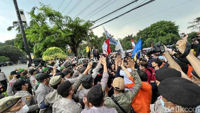 BEM se-Bekasi Geruduk Kantor DPRD