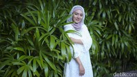 Berlliana Lovell memakai busana panjang putih yang dipadukan dengan hijab ungu. (Foto: rifkianto nugroho)