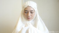 Berlliana Lovell dipotret memakai mukena. (Foto: rifkianto nugroho)