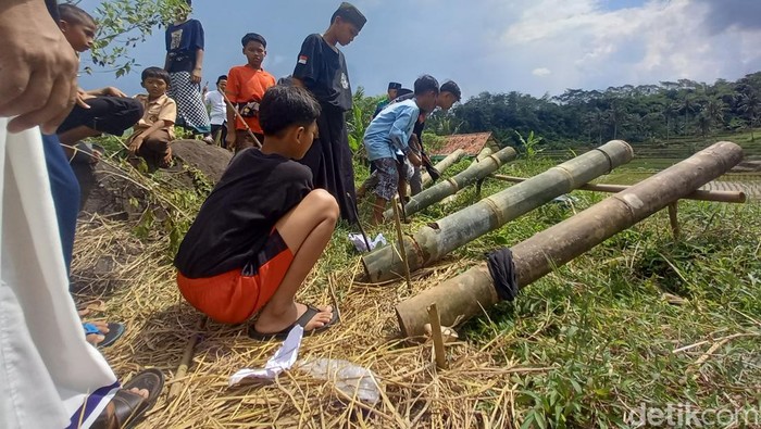 Bocah di Kampung Cijerehhilir, Desa Tenjolaya, Kecamatan Kasomalang, Kabupaten Subang ngabuburit dengan bermain meriam bambu.