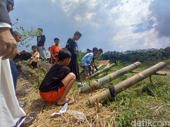 Bocah di Kampung Cijerehhilir, Desa Tenjolaya, Kecamatan Kasomalang, Kabupaten Subang ngabuburit dengan bermain meriam bambu.