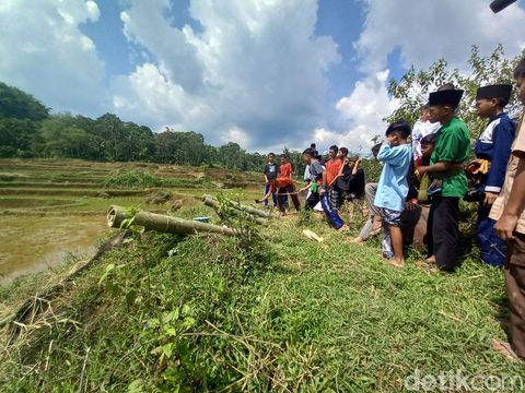 Bocah di Kampung Cijerehhilir, Desa Tenjolaya, Kecamatan Kasomalang, Kabupaten Subang ngabuburit dengan bermain meriam bambu.