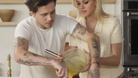 Brooklyn diketahui menikahi sang kekasih bernama Nicola Peltz yang merupakan seorang aktris dan model asal Amerika yang pernah berperan dalam film Transformer. Foto: Instagram @brooklynbeckham @nicolaannepeltz