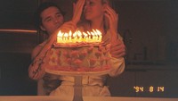 Momen romantis keduanya juga pernah dibagikan saat merayakan ulang tahun dari Nicola Peltz. Keduanya berada di depan kue ulang tahun dengan desain yang cantik. Foto: Instagram @brooklynbeckham @nicolaannepeltz