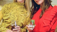 Nicola pernah berfoto dengan Victoria Beckham saat menikmati minuman segar. Kini aktris senior tersebut menjadi ibu mertuanya. Foto: Instagram @brooklynbeckham @nicolaannepeltz