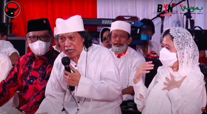 Cak Nun di acara PDIP, ada Sekjen PDIP Hasto di kanannya dan Ketua DPR Puan Maharani di kirinya. (Tangkapan layar YouTube PDIP)