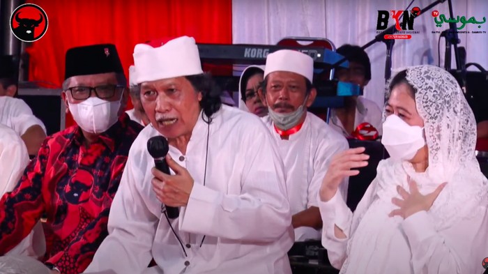 Cak Nun di acara PDIP, ada Sekjen PDIP Hasto di kanannya dan Ketua DPR Puan Maharani di kirinya. (Tangkapan layar YouTube PDIP)