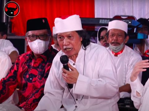 Cak Nun di acara PDIP, ada Sekjen PDIP Hasto di kanannya dan Ketua DPR Puan Maharani di kirinya. (Tangkapan layar YouTube PDIP) Cak Nun di acara PDIP, ada Sekjen PDIP Hasto di kanannya dan Ketua DPR Puan Maharani di kirinya. (Tangkapan layar YouTube PDIP)