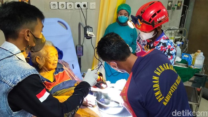 Proses pelepasan cincin di jari nenek 106 tahun asal Blitar