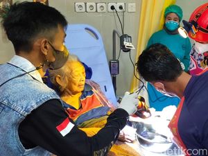 Damkar Blitar Lepaskan 4 Cincin yang Melekat di Jari Nenek 106 Tahun