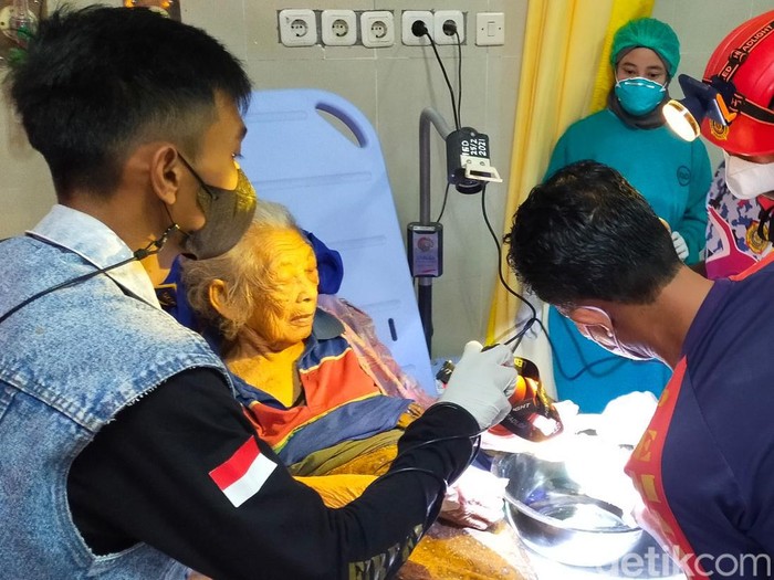 Proses pelepasan cincin di jari nenek 106 tahun asal Blitar