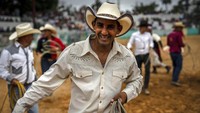 Istilah rodeo pun pertama kali digunakan dalam bahasa Inggris sekitar tahun 1834 yang merujuk pada aktivitas mengumpulkan sapi.