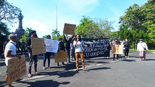 Aksi demo mahasiswa memprotes kenaikan harga BBM jenis pertamak di Bali