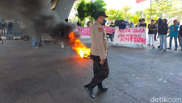 Demo 11 April di bawah fly over Kota Makassar, Sulsel.