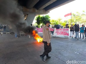 Massa Demo 11 April Bakar Ban di Fly Over Makassar, Kantor DPRD Sulsel Sepi