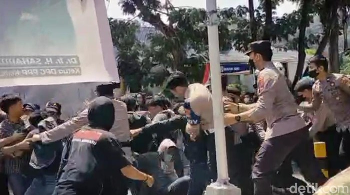 Demo 11 April di Enrekang Sulsel ricuh usai mahasiswa dan polisi saling dorong. Salah satu mahasiswa kena tonjok polisi (detikSulsel/Adi)