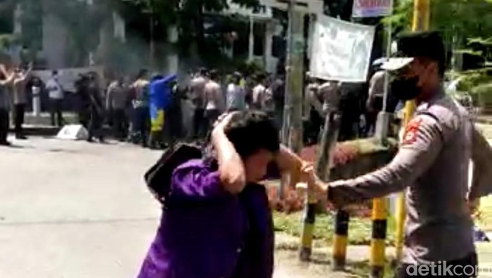 Demo 11 April di Enrekang Sulsel ricuh usai mahasiswa dan polisi saling dorong. Salah satu mahasiswa kena tonjok polisi (detikSulsel/Adi)