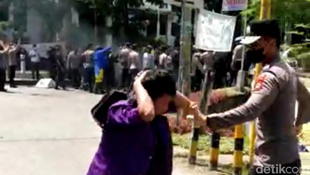 Demo 11 April di Enrekang Sulsel ricuh usai mahasiswa dan polisi saling dorong. Salah satu mahasiswa kena tonjok polisi (detikSulsel/Adi)