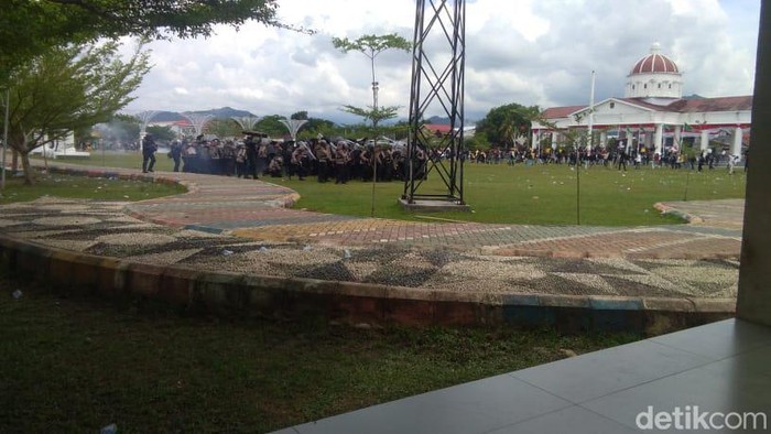 Demo 11 April di Palopo berujung ricuh. Mahasiswa yang melempar batu dibalas tembakan gas air mata (detikSulsel/Arzad)