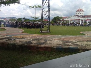 Demo Mahasiswa Palopo Ricuh, Lemparan Batu Dibalas Polisi Pakai Gas Air Mata