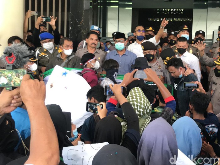 Demo 11 April, massa aksi menggeruduk gedung DPRD Kabupaten Rembang, Jawa Tengah, Senin (11/4/2022).