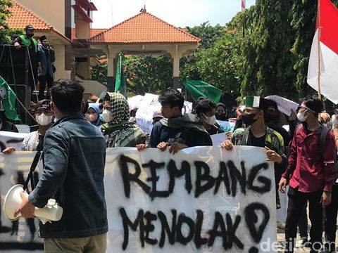 Demo 11 April, massa aksi menggeruduk gedung DPRD Kabupaten Rembang, Jawa Tengah, Senin (11/4/2022).