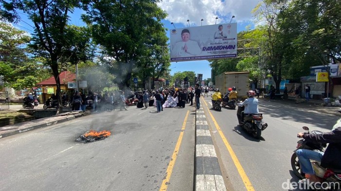 Demo 11 April sejumlah mahasiswa di Jalan Sultan Alauddin Makassar.