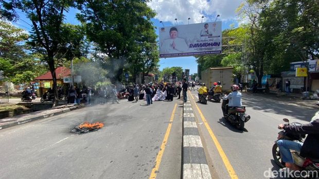 Demo 11 April sejumlah mahasiswa di Jalan Sultan Alauddin Makassar.