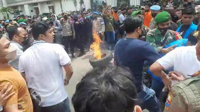 Di hadapan Gubernur Jambi Al Haris dan Ketua DPRD Jambi Edi Purwanto, mahasiswa nekat membakar ban bekas.