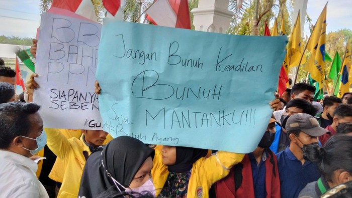 Poster unik demo Senin (11/4/2022) di Asahan.