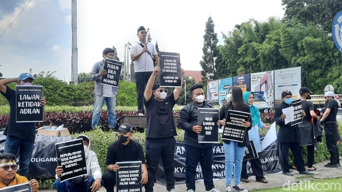 Demo aksi di Bundaran UGM