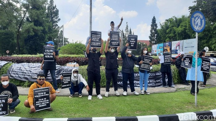 Demo aksi di Bundaran UGM