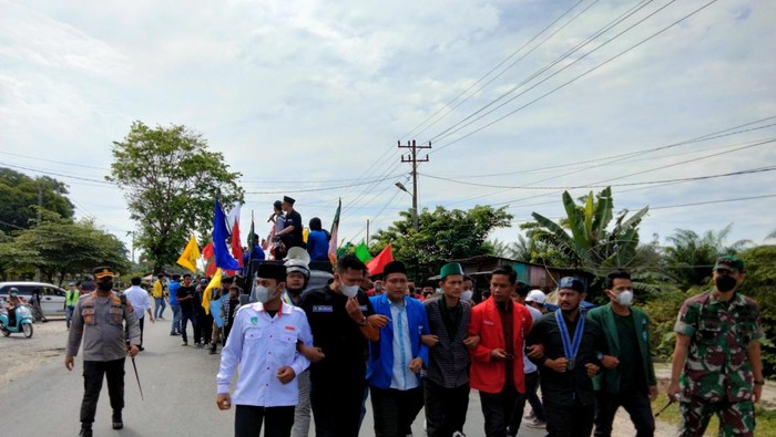 Mahasiswa melakukan longmarch dengan berjalan kaki ke kantor DPRD Asahan.