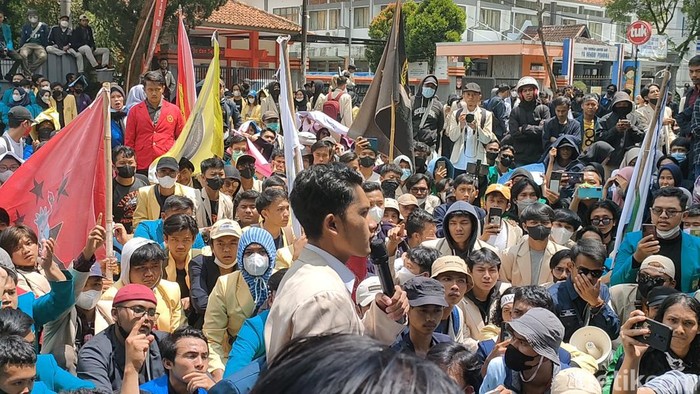Demo di DPRD Kabupaten Garut.