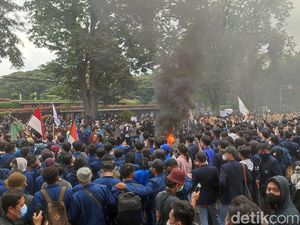 Massa Mahasiswa Bakar Ban di Depan Kantor Ridwan Kamil