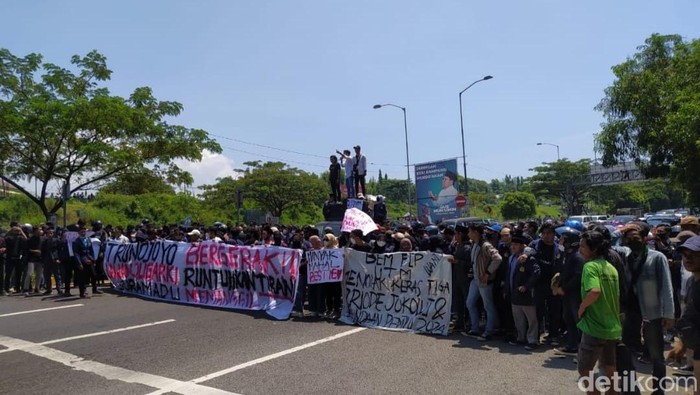 Mahasiswa Bangkalan memblokade akses Suramadu, Senin (11/4/2022),