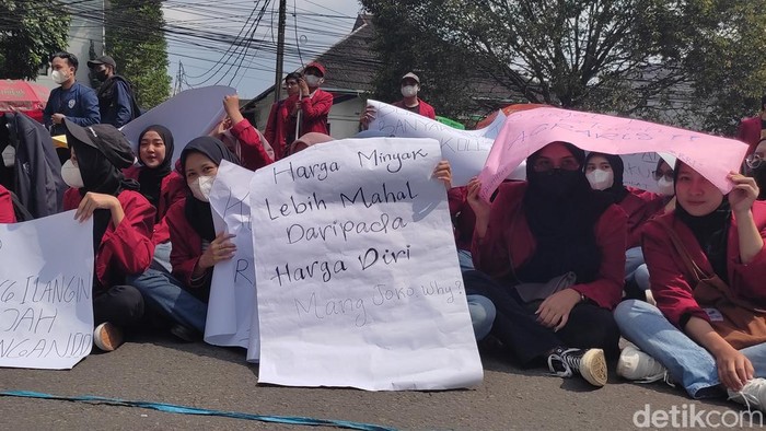 Demo Mahasiswa di Bandung 11 April 2022.