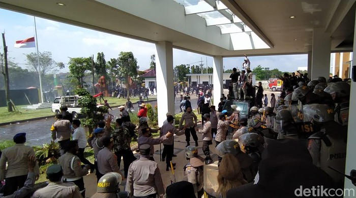 Aksi demontrasi menolak perpanjangan masa jabatan presiden berlanjut. Setelah sebelumnya melakukan aksi blokade di pintu masuk jembatan Suramadu, massa beralih ke gedung DPRD Bangkalan, Senin (11/4).