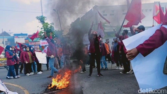 Puluhan mahasiswa demo di bundaran Tugu Adipura Bojonegoro. Mereka menolak wacana presiden 3 periode, menolak pencabutan subsidi pupuk dan meminta normalisasi harga BBM.