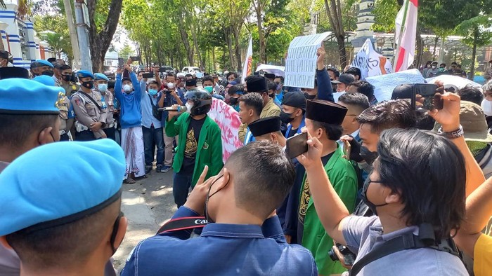 demo mahasiswa di depan kantor DPRD sampang