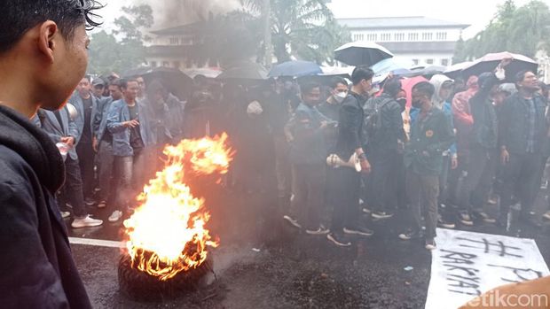 Demo mahasiswa di Gedung Sate.