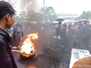 Jabar Hari Ini: Aksi Demo 11 April 2022-Kereta Anjlok di Garut