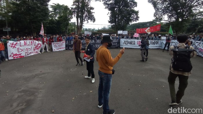 Demo Mahasiswa di Gedung Sate Bandung 11 April 2022.