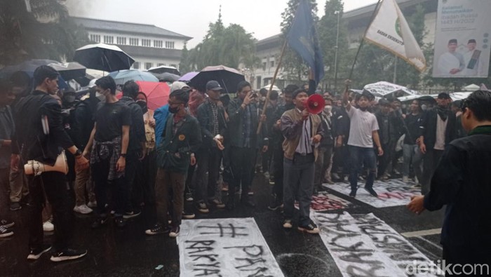 Demo mahasiswa di Gedung Sate.