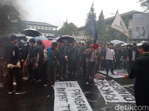 BEM Bandung Raya Tuntut Jokowi di Tengah Guyuran Hujan