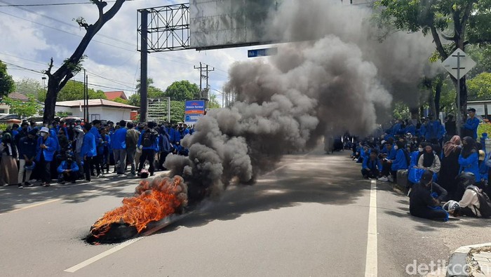 Demo mahasiswa di Kendari mulai membkar ban bekas dan memadati kantor DPRD Sultra.