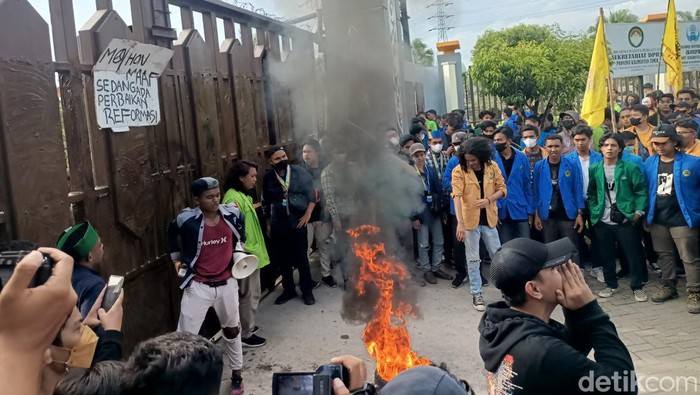 Demo Mahasiswa di Samarinda Bubar Usai Ketua DPRD Kaltim Tandatangani Petisi